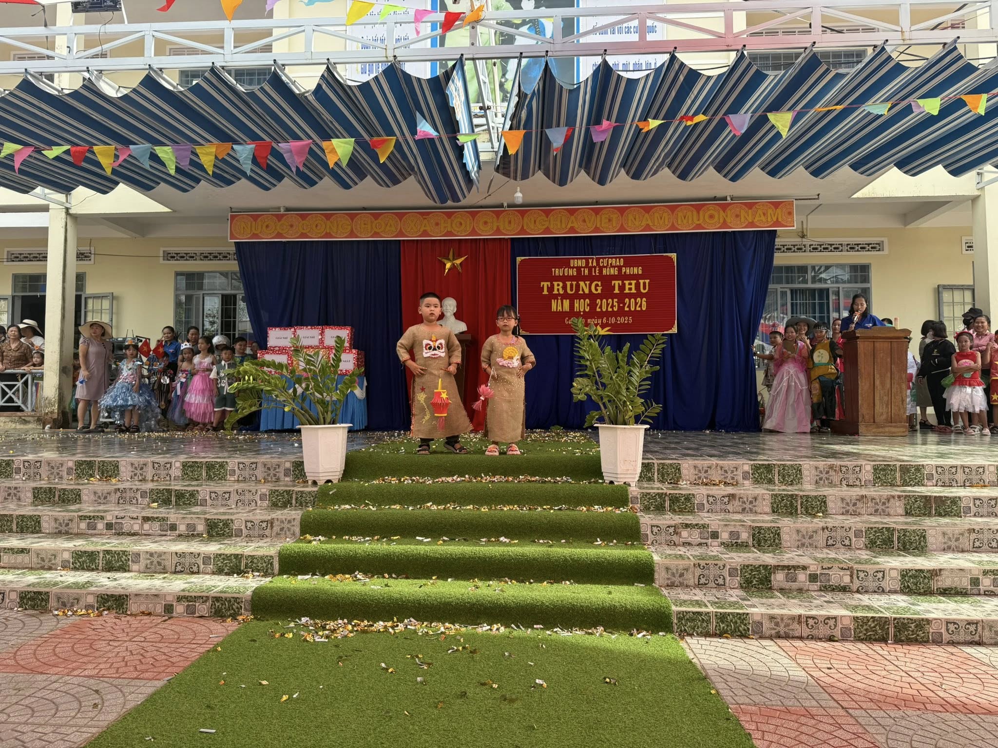 SÔI NỔI HỘI THI THỜI TRANG TÁI CHẾ – VUI TẾT TRUNG THU