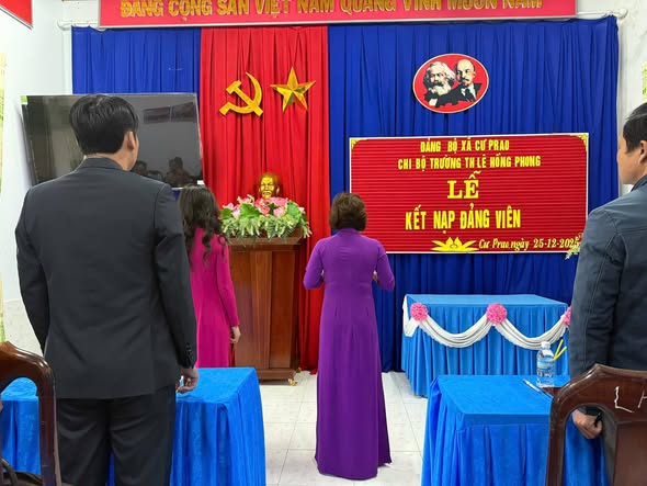 LỄ KẾT NẠP ĐẢNG VIÊN MỚI